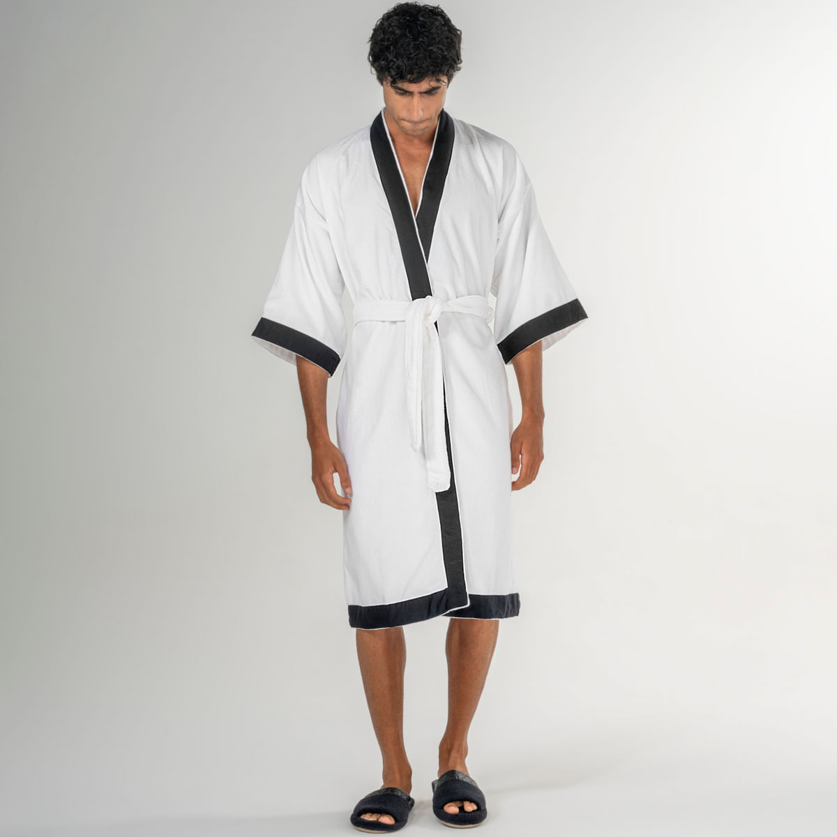 03 07 0165 Roupao Aveludado Vereda Branco Preto + 06 02 0049 Chinelo Murilo Preto 001